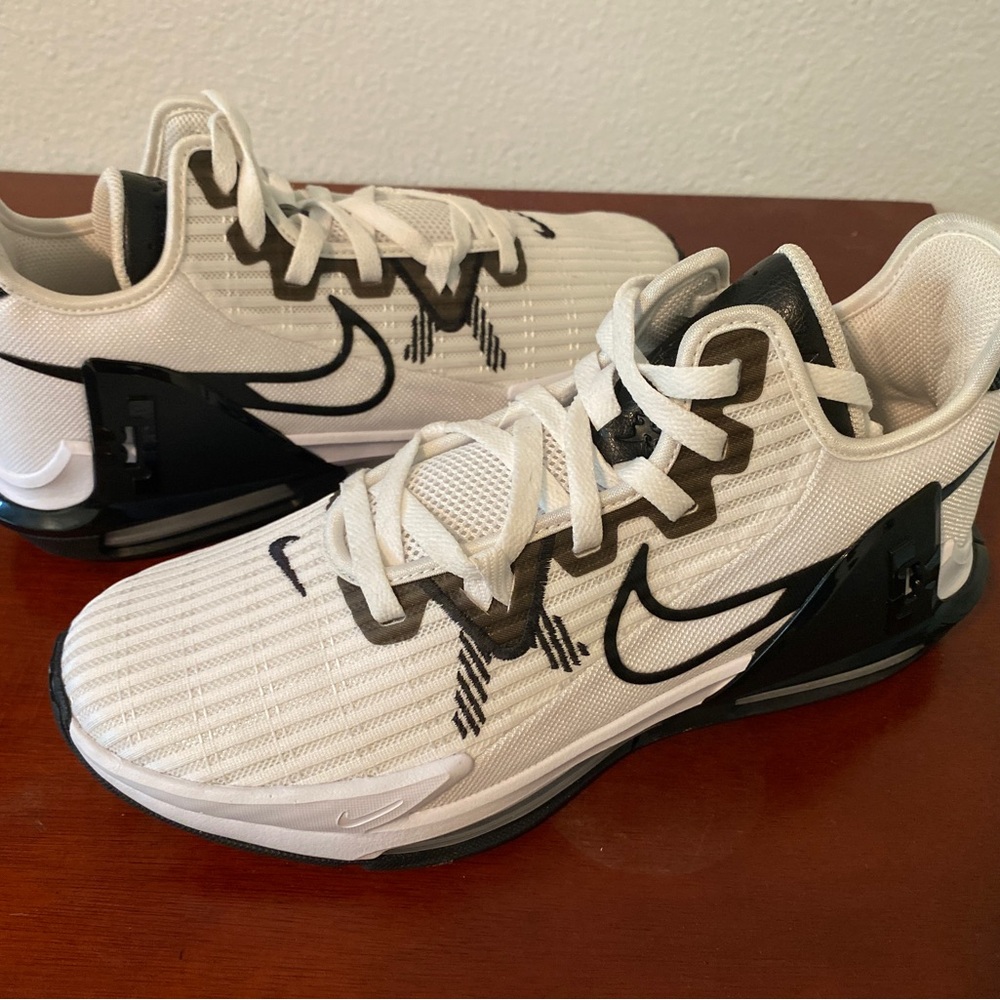 Men’s Nikes- 9m